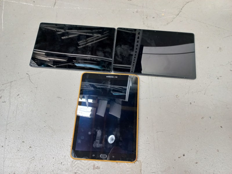 3 x Samsung Tablets Carousel 1