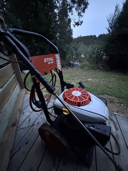 STIHL RB 200 PETROL WATER BLASTER Carousel 1
