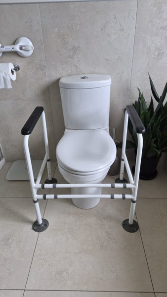 Toilet Safety Surround Stand with Suction Cups for Stability Carousel 2