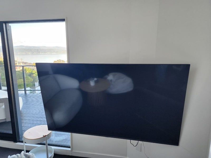 Samsung 65" 4K Smart TV (UA65AU7002) + Full-Motion Wall Mount Carousel 1