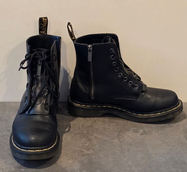 Dr. Martens "Airwair" bouncing soles Zavala leather black Combat Boot unisex. Carousel 2