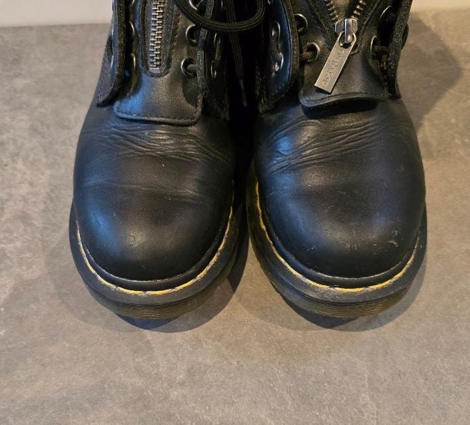 Dr. Martens "Airwair" bouncing soles Zavala leather black Combat Boot unisex. Carousel 7