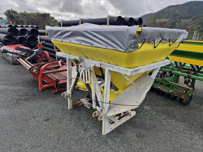 Used 3PL Twin-Spinner C-dax Fert Spreader - $3,500 + GST Carousel 2