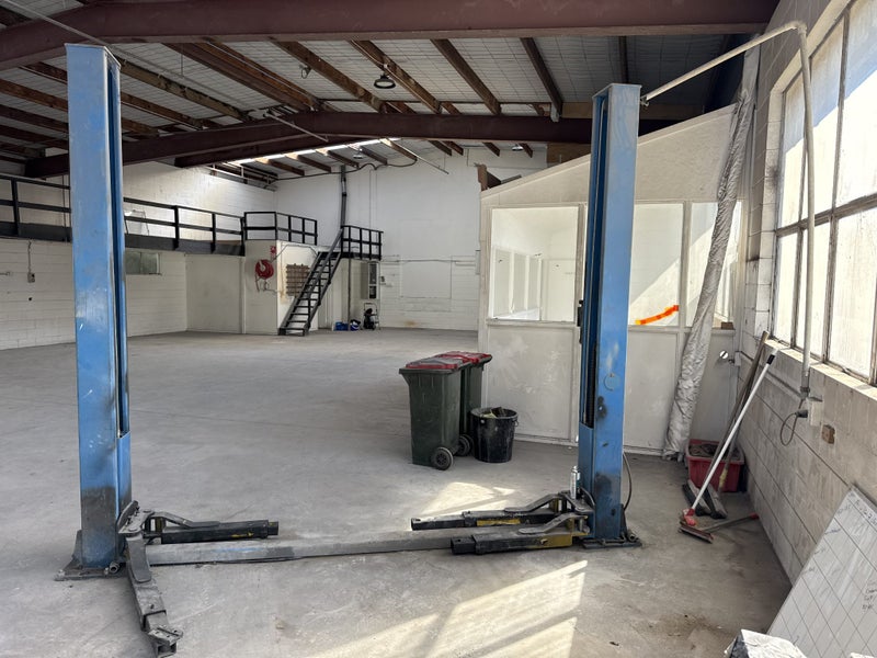 Two post car hoist Carousel 2