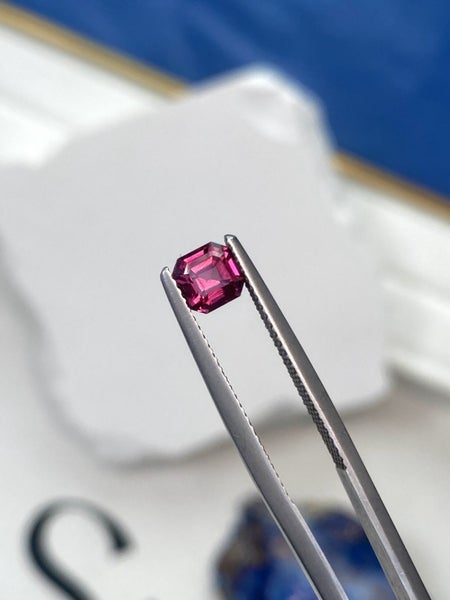 $1RES ~ 0.95ct Raspberry Rhodolite Garnet * Exceptional Brilliance & Fire Carousel 5