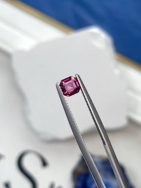 $1RES ~ 0.95ct Raspberry Rhodolite Garnet * Exceptional Brilliance & Fire Carousel 1