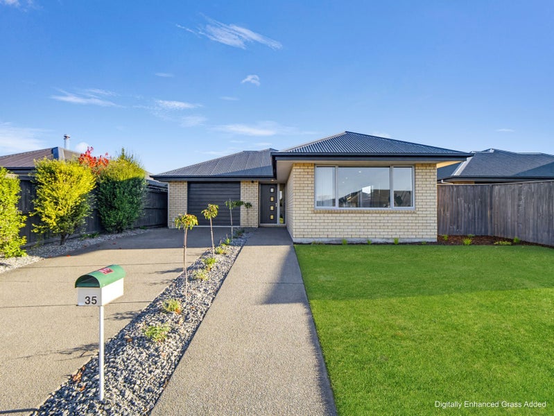 Easy Living in Sought after Sovereign Palms