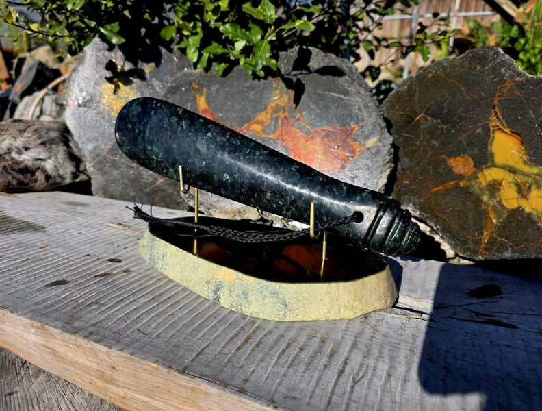 1$Reserve greenstone mere/patu 333mm + stand Carousel 2