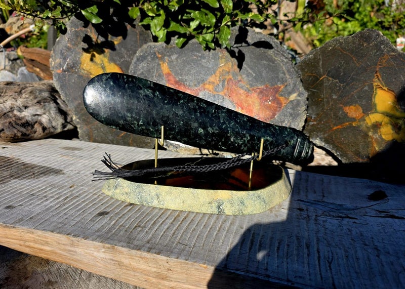 1$Reserve greenstone mere/patu 333mm + stand Carousel 1