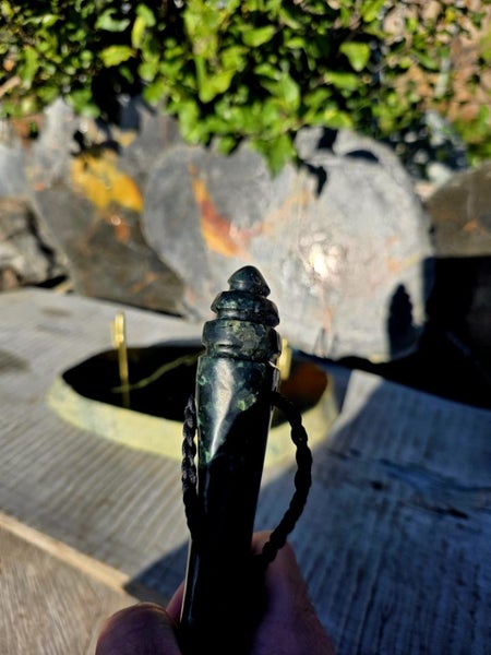 1$Reserve greenstone mere/patu 333mm + stand Carousel 8