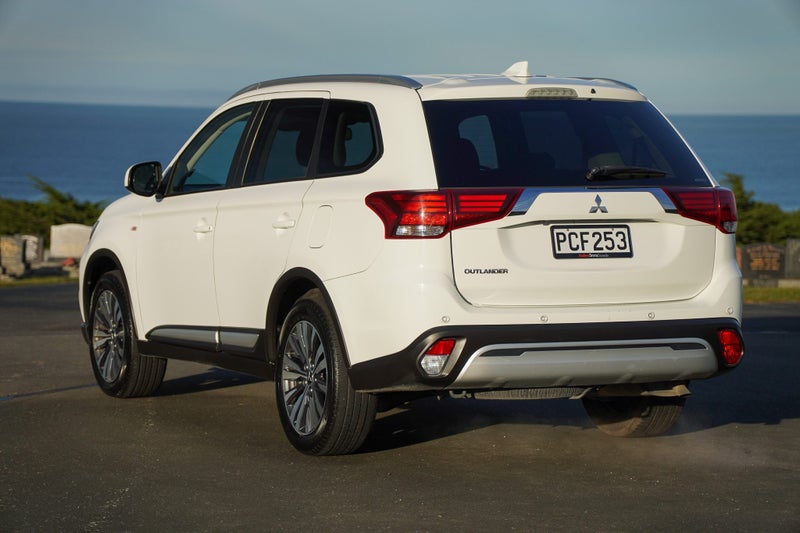 2022 Mitsubishi Outlander Ls 2.4 4x4 7-Seater auto, photo 3