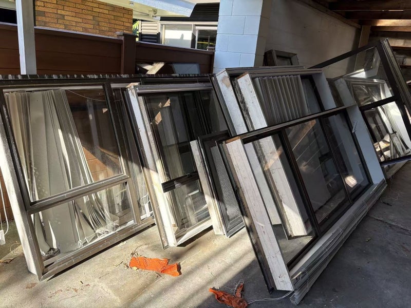 Used aluminium alloy doors and windows Carousel 1