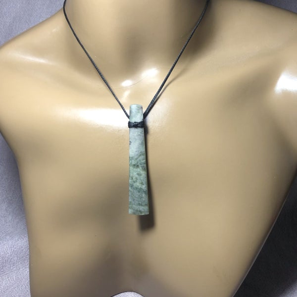 2 DAY AUCTION! 7.5cm NZ Inanga Greenstone Toki Pendant Carousel 7