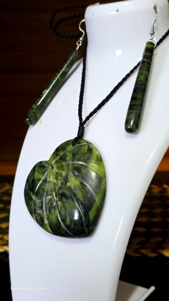 Kawakawa leaf set Carousel 2