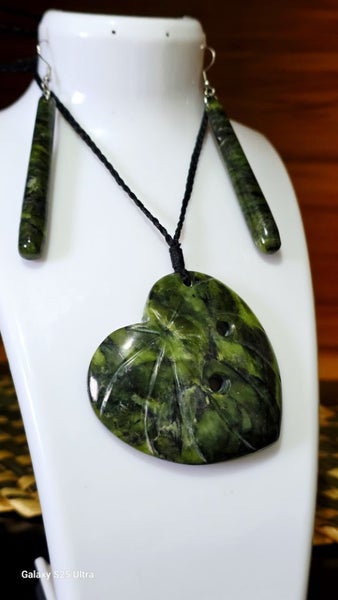 Kawakawa leaf set Carousel 1