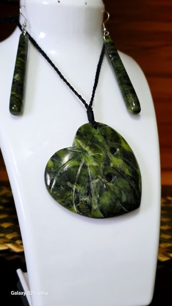 Kawakawa leaf set Carousel 3