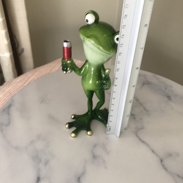 HAPPY FROG STATUE < DRINKS ANYONE > ( $$1/00 RES) Brand NEW Great Gift Carousel 2