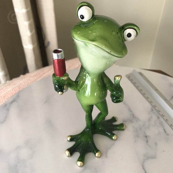 HAPPY FROG STATUE < DRINKS ANYONE > ( $$1/00 RES) Brand NEW Great Gift Carousel 1