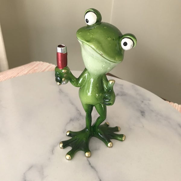 HAPPY FROG STATUE < DRINKS ANYONE > ( $$1/00 RES) Brand NEW Great Gift Carousel 10