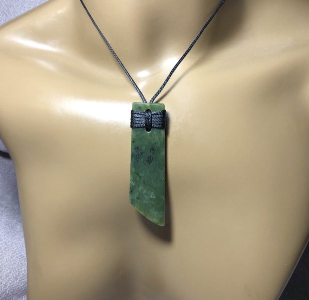 2 DAY AUCTION! 7.1cm NZ Greenstone Toki Pendant Carousel 7