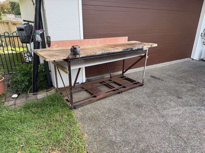 Solid stable work bench and vice / clamp Carousel 1