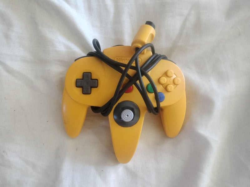Controller Yellow N64 Carousel 1