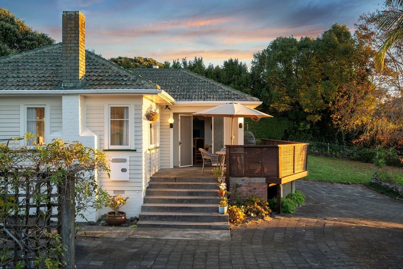 Coastal Charm on Prestigious Kiwi Esplanade