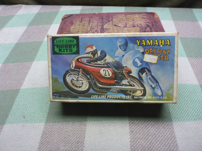 Boxed Vintage 1/16 Life-Like Hobby Scale Model Kit Yamaha Daytona Racer Motor Carousel 1
