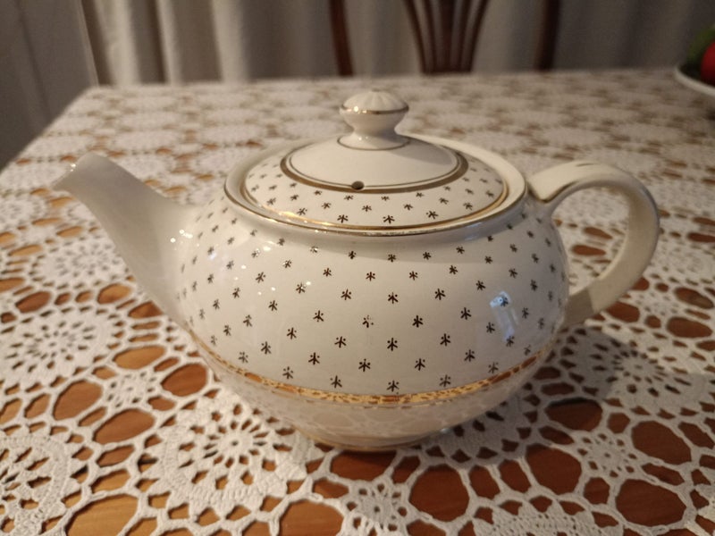 40s John Mattock and Sons UK Cream and Gold Speckled Four Cup TEAPOT Carousel 2
