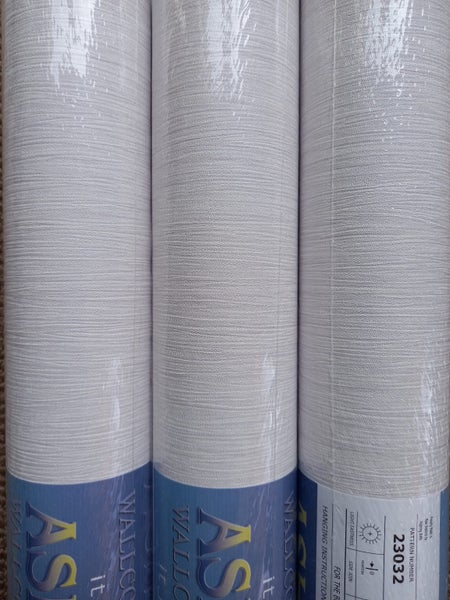 Wallpaper. Vertical Pattern - Off White & Pale Grey. #23032 Lot 003. PTP Carousel 2