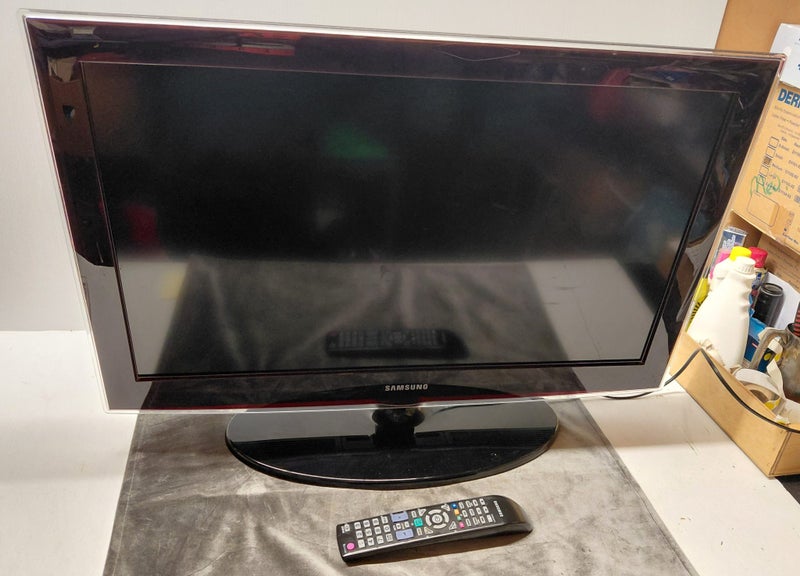 SAMSUNG 32" FREEVIEW HD LCD TV (MODEL LA32D450G1M) Carousel 2