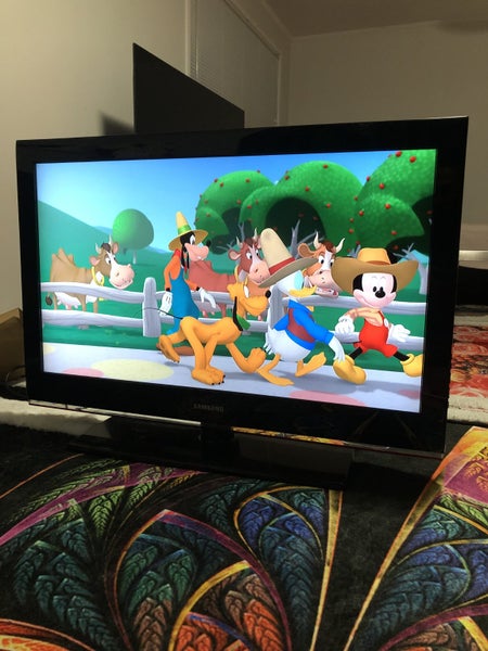 Samsung 37 inch tv with remote Carousel 1