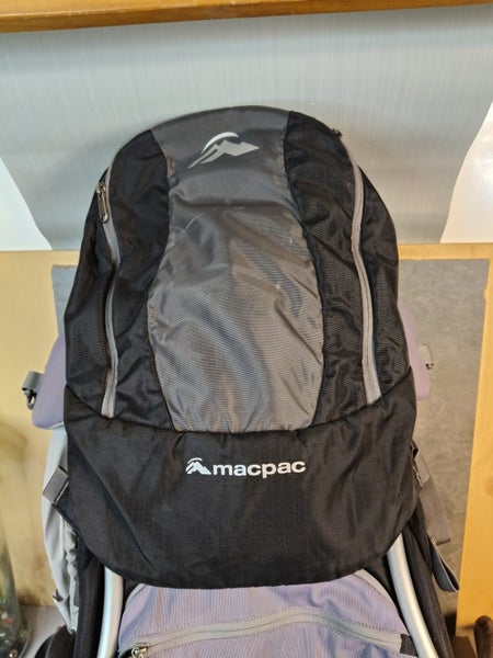 Macpac baby pack . excellent condition Carousel 2