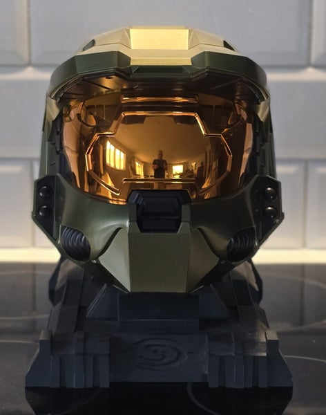 Halo 3 Master Chief Helmet and game Carousel 2