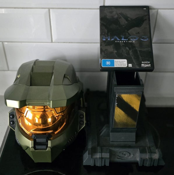 Halo 3 Master Chief Helmet and game Carousel 6