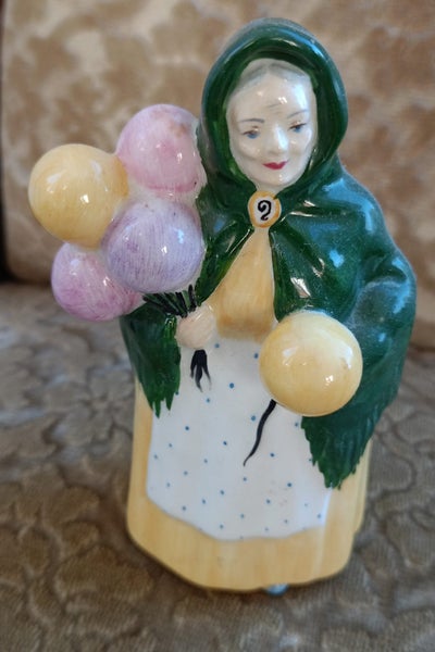 Vintage Coalport "Balloon Seller" Figurine made of bone china Carousel 2