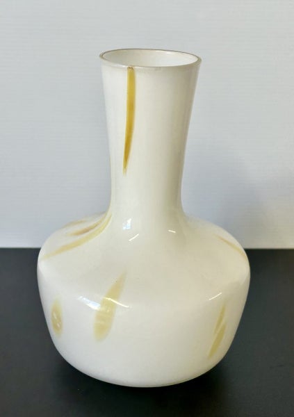 <+> VINTAGE RETRO WHITE VASE Carousel 1