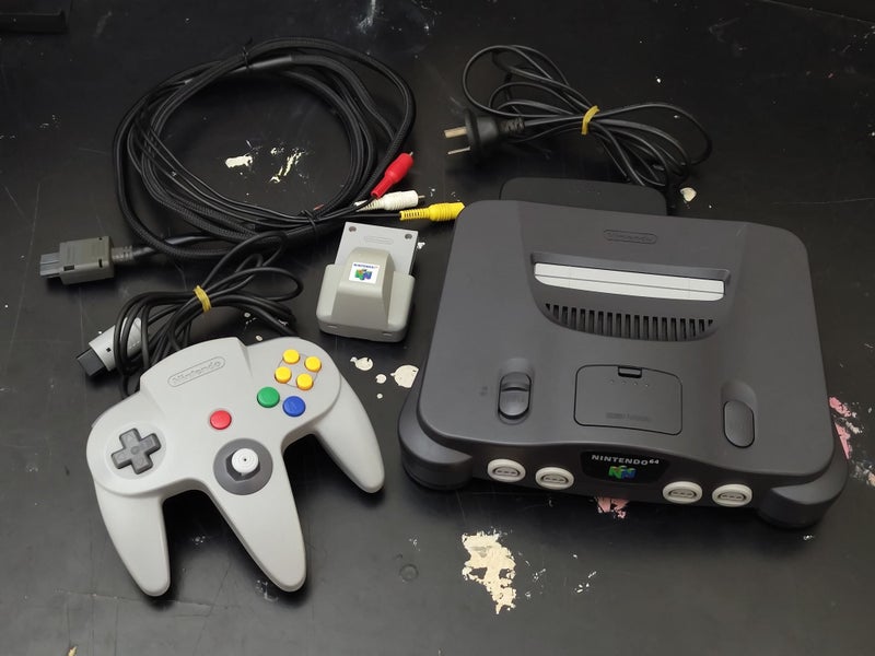 Nintendo 64 (N64) Console + Golden Eye Carousel 1