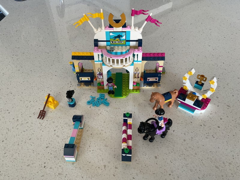 Lego Friends 41367 - Stephanie’s Horse Jumping Carousel 2