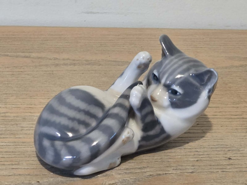 Vintage Royal Copenhagen Porcelain Kitten / Cat Playing with Tail Figurine # 727 Carousel 1