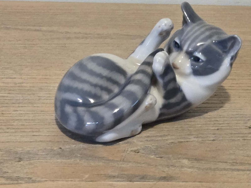 Vintage Royal Copenhagen Porcelain Kitten / Cat Playing with Tail Figurine # 727 Carousel 13