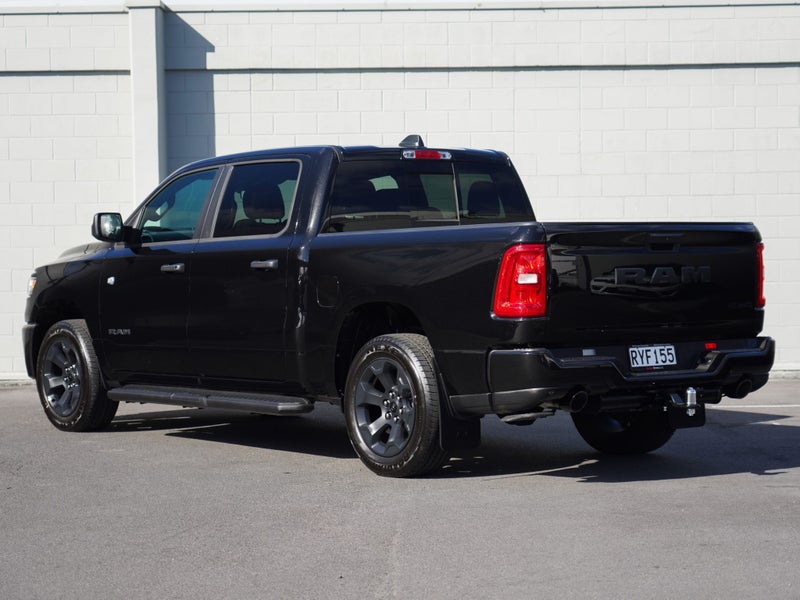 2026 Ram 1500 Express Black 4WD 3.0P 4, photo 2