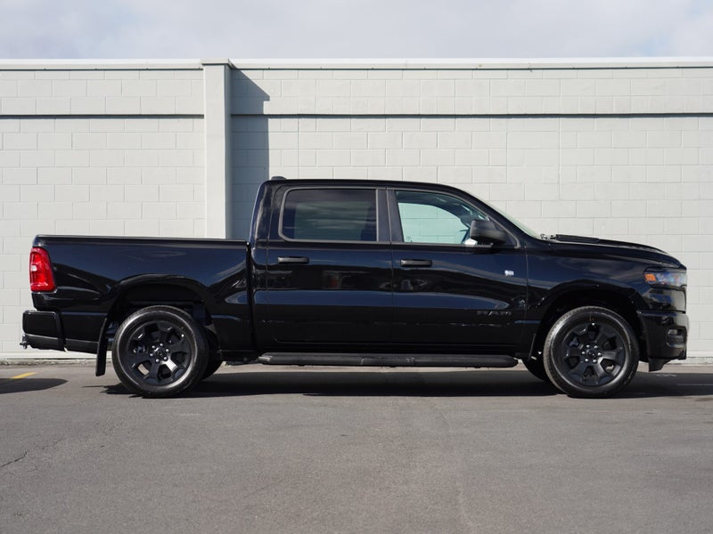2026 Ram 1500 Express Black 4WD 3.0P 4, photo 3