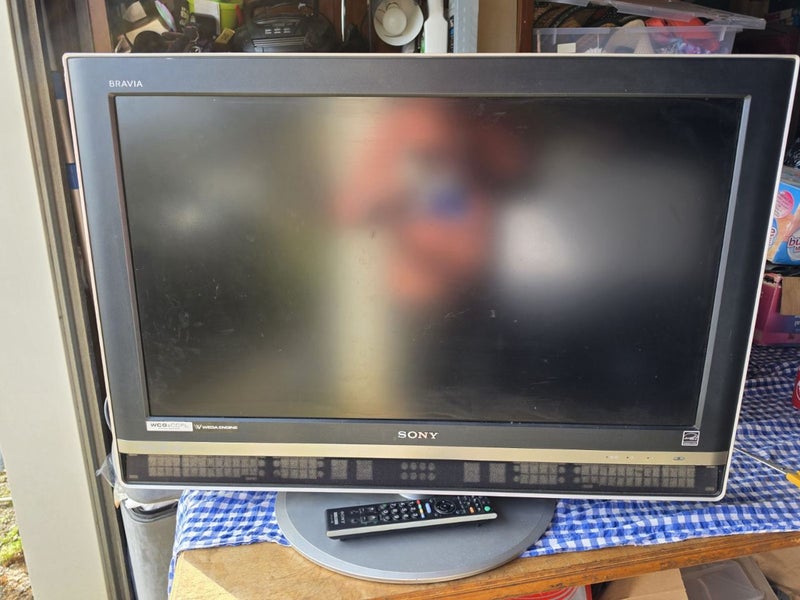 32inch Tv - Sony Bravia V-series LCD - vintage 2005 Carousel 1