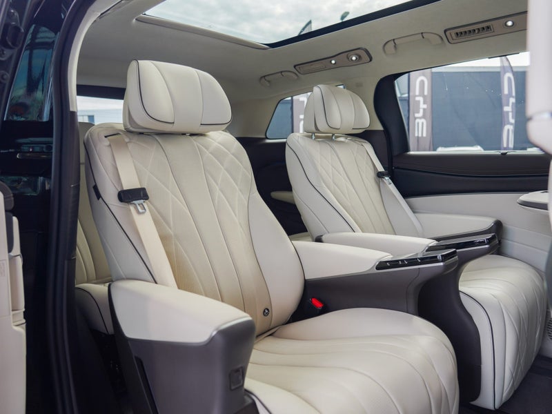 2026 DENZA D9 Premium AWD 103kwH EV 6-Seat, photo 2