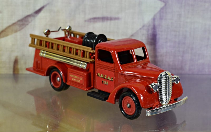 *LLEDO - 1939 FORD FIRE ENGINE - RNZAF Hobsonville Air Base - RARE Ltd Edition Carousel 2