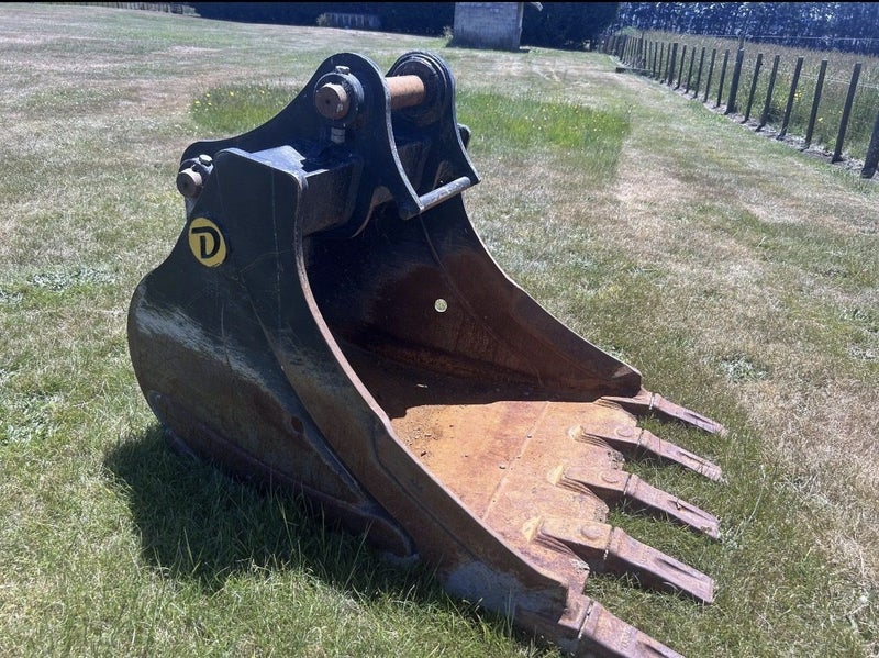 2023 JCB JS130 Carousel 11
