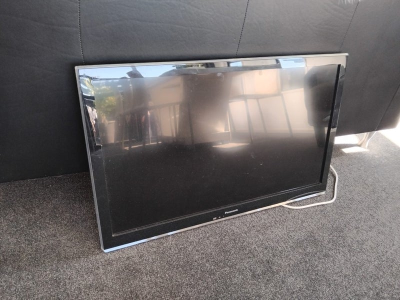 Panasonic LCD 32inch TV $1res Carousel 1