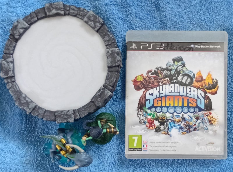 PS3 - SKYLANDERS GIANTS, PORTAL AND FIGURINES Carousel 1