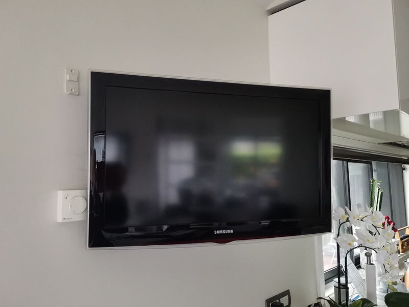 Samsung 32 inch LCD TV with ANGLE WALL BRACKET & REMOTE Carousel 1